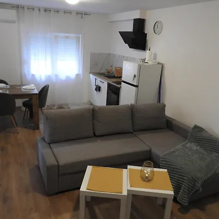 Apartment Dora's